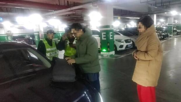 乘客遗落20万司机拾金不昧 深夜归还现金