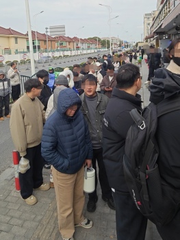 被全网催的河南水煎包店今天开业 顾客排长队等候