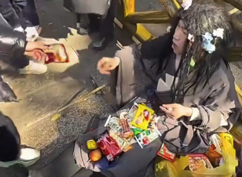 网爆百万人围观：景区乞丐npc遭到游客疯狂投喂