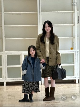 孩子玩滑轮车下坡看得人心惊胆战