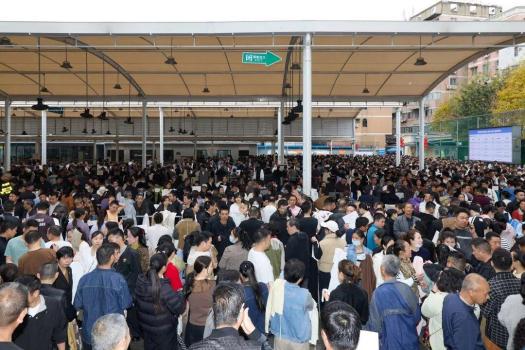 广州制衣村日薪600招不到人 高薪抢人难求技工