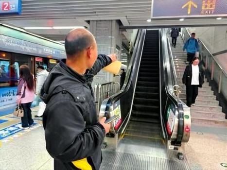 乘扶梯摔倒致他人受伤 责任谁承担 治疗费谁来承担？