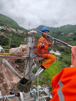女子铁塔高空作业视频惹人疼 95后女生勇敢追梦