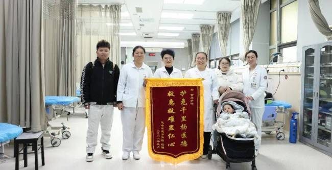 幼儿米粥卡喉医护90秒抢救 生死竞速显医者仁心