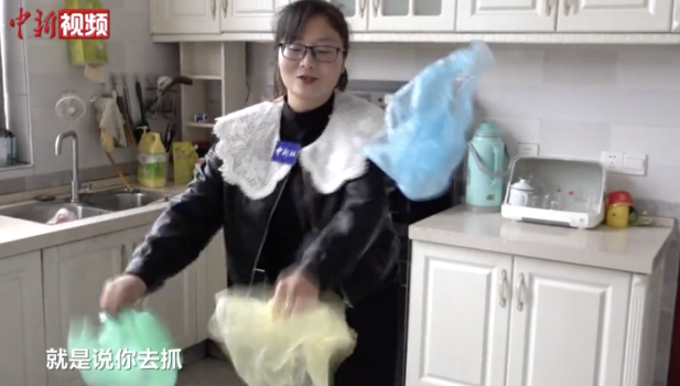 湖南姐妹分享塑料袋舞创纪录秘诀 惟手熟尔