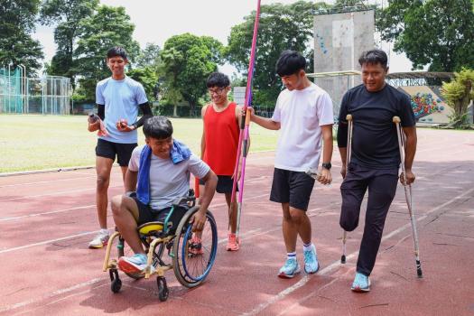 男生受伤坐轮椅 好友推着他打羽毛球 校园温情重塑教育本质