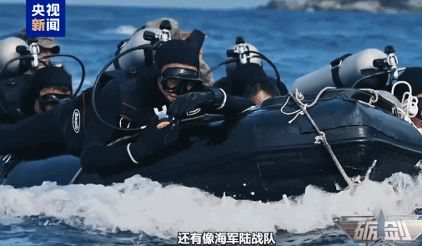 直击海陆空火箭军联合登陆抢滩现场 多军兵种立体投送演练