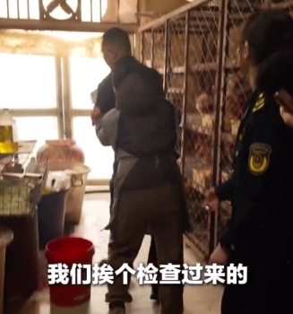 商户用“鬼秤”振振有词 现场被拆穿