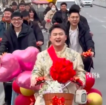新郎回应骑三轮车接亲：想带动婚礼简约风