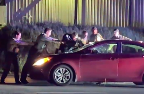 美国一男子拒绝下车接受检查并拔枪反抗被警察击毙