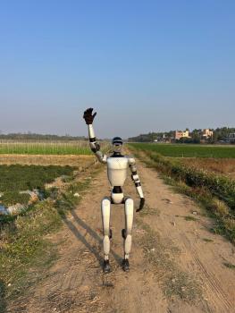 当98岁奶奶遇见1岁人形机器人