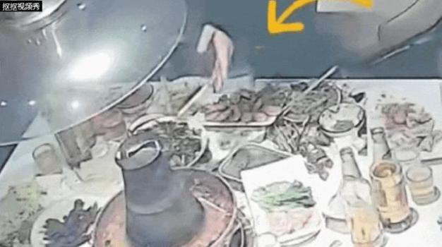 顾客扔打火机进热锅引发爆燃 店内瞬间油渍四溅