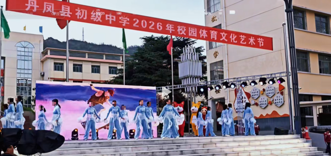 演出服遭集体退货家属称表演取消 家长行为引争议