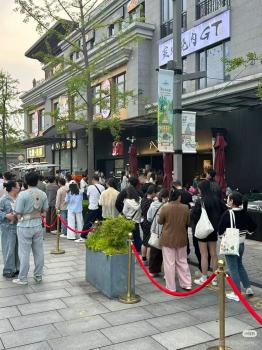 文章为饭店排队久道歉 加快脚步精进服务