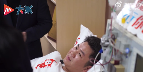 95后医生用3重身份救人 29岁医生放下手术刀躺上病床救人