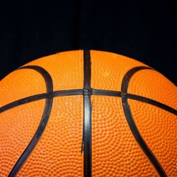 张子宇也来看CBA鲁辽大战了 女篮队员现身观战