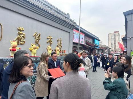 西班牙首相夫人逛潘家园 私服美翻引关注