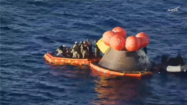 美绕月宇航员近距离出舱画面曝光 揭秘出舱背后的故事