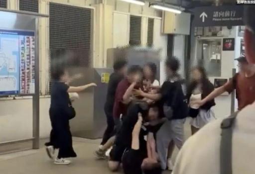 港铁罗湖站多人大打出手被捕 因眼神问题起争执