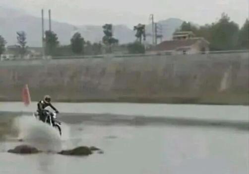 张雪计划今年挑战骑摩托车飞跃长江 全网热议安全问题
