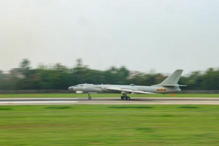 南部战区战机飞行训练图上新 锤炼全天候作战能力