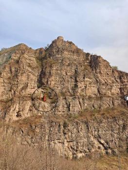 男子爬野山坠崖消防绝壁营救 生死时速救援