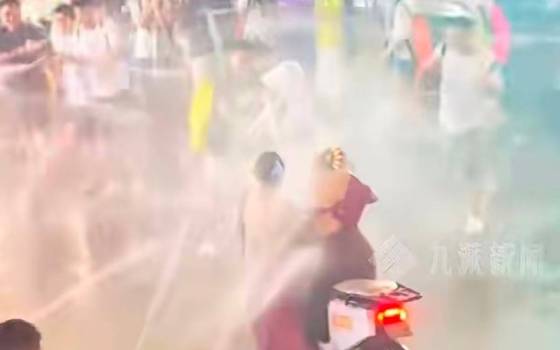 泼水节泼天欢喜决不容有人冒坏水 文明底线需共守