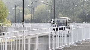 实拍北京亦庄人形机器人半马排位赛 赛前竞速精彩瞬间