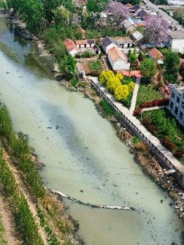 清水河变“牛奶河”！山东临沂一乡村河道污水横流、鱼虾绝迹、农田遭殃