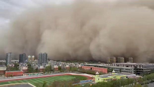 新疆遭沙尘暴 数十米高沙墙扑面而来 多地瞬间被“吞没”