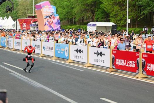 媒体评人形机器人半马：创新没有终点 技术进步显著