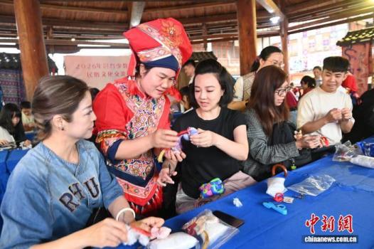 台湾女孩：广西三月三太好玩了 体验壮锦织造乐趣