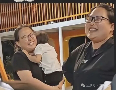 宝宝在小区认错妈妈抱住不撒手 惊人相似引发热议