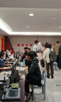 赛里木湖挤满上千对来领证的新人 工作人员零点加开多个窗口线上预约名额爆满
