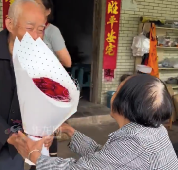 88歲爺爺給82歲奶奶送玫瑰 網(wǎng)友：被愛情甜到了