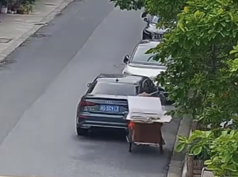 老人剮蹭私家車車主不要賠償反手幫了一把 善意接力溫暖街頭