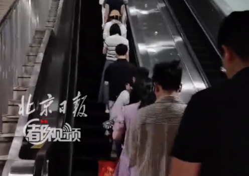 乘扶梯別再靠邊站了 不提倡左行右站乘客為啥靠邊站齊