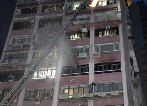 香港消防處回應(yīng)佐敦道住宅火情 一人昏迷送醫(yī)