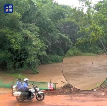 男子滑入急流民警托举营救 激流中生死救援