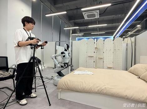 机器人训练师：“喂”出具身智能 数百小时打磨动作