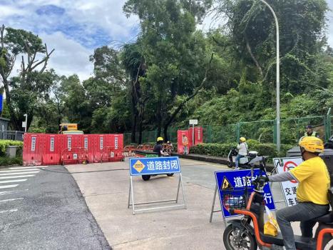 深圳降雨致一路段发生路面塌陷，路段临时封闭抢修中
