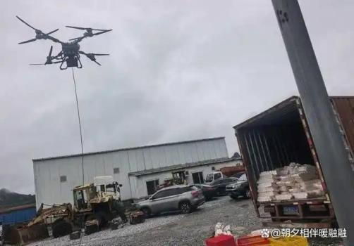 被困人员挥舞国旗为空投直升机引路 无人机远程救援送物资