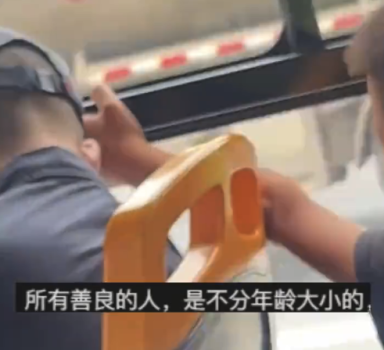 ​男孩公交上护住熟睡男子头部 网友：小小的手掌托住的是人间最暖的善意
