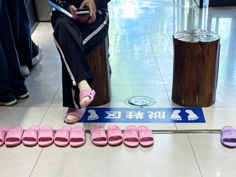 人在东北澡堂 没有AI的一天 热水与人情交织