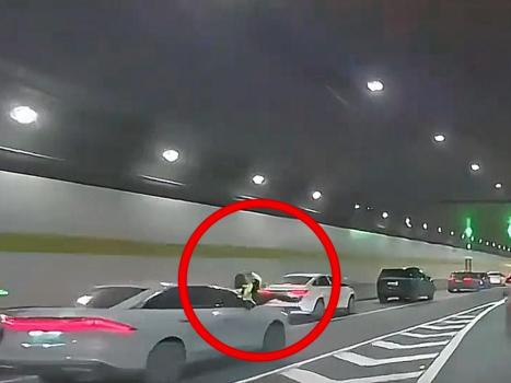 杭州隧道内交警被轿车撞顶推行数米 事故视频引关注