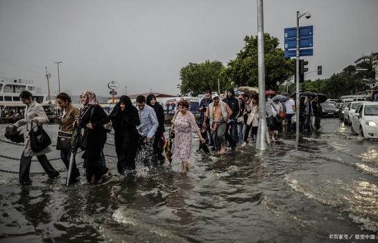 伊斯坦布尔下暴雨 路人被洪流冲走 41年最强降雨引发全城瘫痪