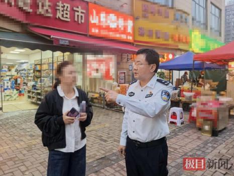 老人寄睡衣藏银行卡 被拦下保住10万 警方及时拦截骗局