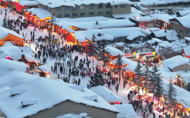 雪乡景区迎客流高峰 游人徜徉冬日童话世界