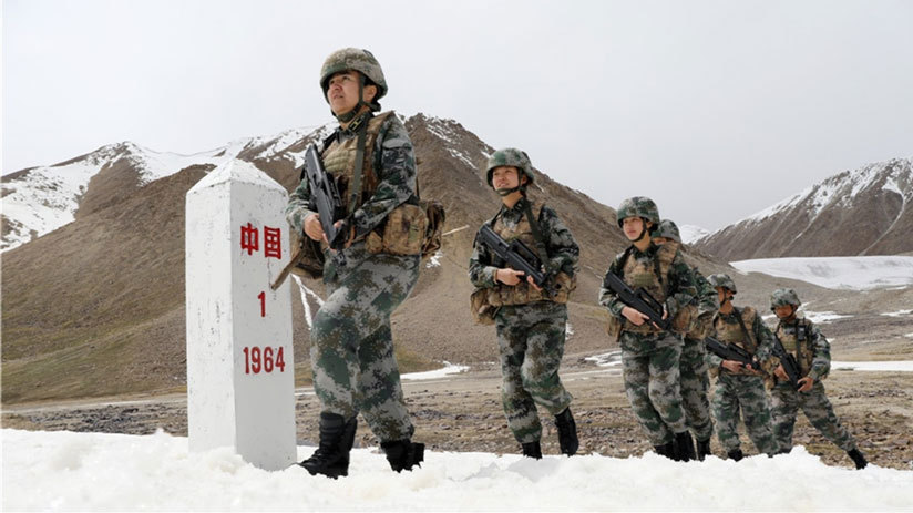 边防女兵海拔5200米点位巡逻