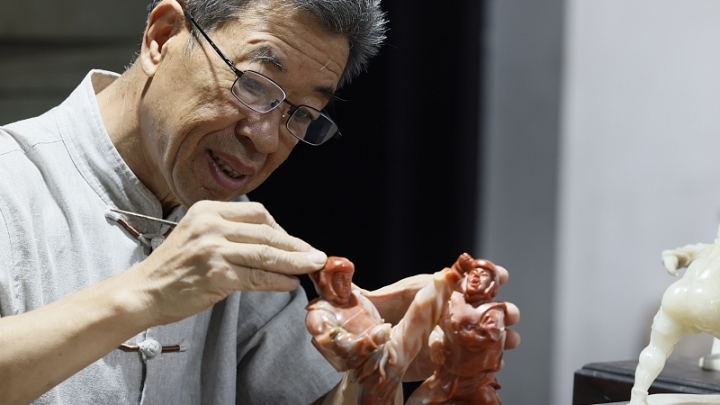 Maestro Qian realizza le sculture in pietra per i Giochi Asiatici di Hangzhou